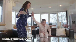 Reality Kings - Stacy Cruz és Isabella De Laa édeshármasban közösülnek