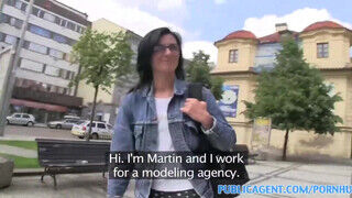 PublicAgent - formás pinájú cseh Milf pipi