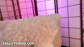 Reality Kings - Leah Meow a fullos jelmezes bige