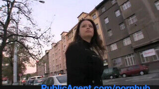 PublicAgent - Sirale a gigantikus csöcsű pipi