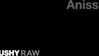 TUSHYRAW - Anissa Kate hátsójába hímtagot tolnak