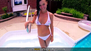 Let's Fuck Outside - Óriási csöcsű milf a medencénél