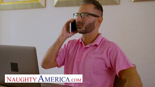 Naughty America - Scarlett Bloom a szomszéddal szexel