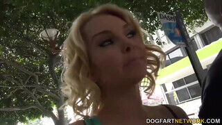 Aaliyah Love lovagol a gigászi faszon