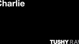 TUSHYRAW - Charlie a csábos világos szőke milf