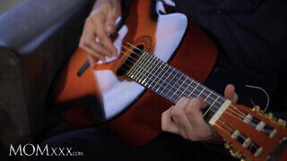Jennifer Mendez dug a gitáros manussal