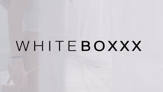 WhiteBoxxx - Oxana Chic pinája megkettyintve