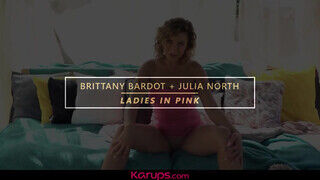 Brittany Bardot és Julia North a csinos érett nők