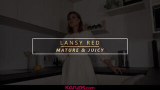 Lansy Red maszturbál a konyhában