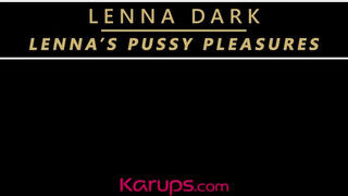 Lenna Dark egy termetes dildóval maszturbál