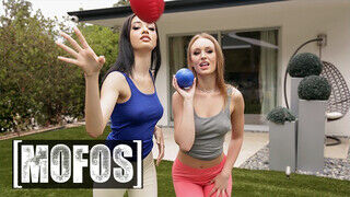 Mofos - Daisy Stone és Scarlett Bloom megosztják a bájdorongot