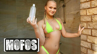 MOFOS - Harley King bekapja a hatalmas farkat