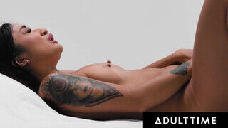 ADULT TIME -  Hogyan élveznek el a nők Avery Black-kel