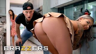 Vadító szakács Hayley Davies inkább Zac faszára koncentrál, mint a munkára porno