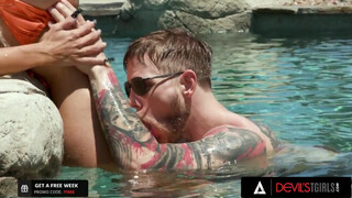 Csábos nagymellű transzvesztita Brittney Kade telefröcskölt arccal popsi után