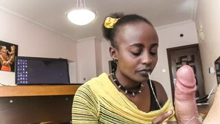 Nyakörves csoki kéjnő nyáladzik a főnök péniszén