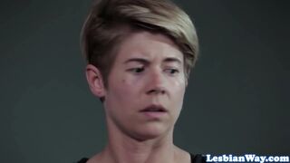 Forró lesbi gangbang vörös tinivel és milf-fel