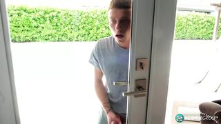 Csábító 40-es sierra megdugja a tini kukkolót