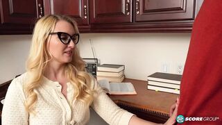 Bombázó 40-es Julia Robbie és a tini csóka