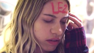 Zsenge lányok forró fürdőszobai leszbi játszmája