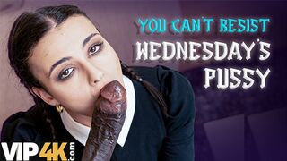 Lispy wednesday reszelte a nevelő apa hatalmas faszát mint egy igazi kutyaként