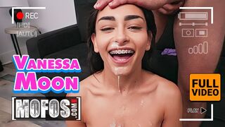 Karcsú fekete Vanessa Moon megküzd jmac gigászi farkával minden pózban