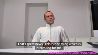 Bombázó milf ügynök teszteli a hardcore pasast