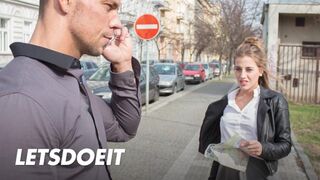 Lenyűgöző turista Silvia Dellai mélyen megrakva egy helyi hapsi által