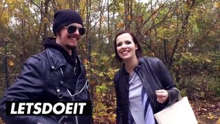 Gigászi tőgyes néger hajú német pipi felvétel a méretes kombiban vad baszásra