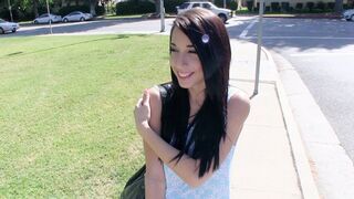 Fiatal ribi Mia Hurley megmutatja méretes ciciét és pénzért megdugja a csávót