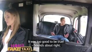 Tinédzser fószer gyorsan megdugja Angel Piaff lucskos csupasz puncáját a hamis taxiban