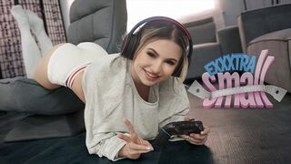 Pici fiatal gádzsi Aria Banks elkapja magas mostohabátyját Chris Epicet, aki a szobájában veri a dákója