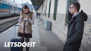 Selvaggia fiatal lány felfogta Charlie Dean termetes faszát egy gyors pov dugásra