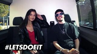 Vékony néger Coco Kiss pénzért cidázza a gigászi néger fazt az autóban