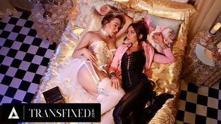 Mesebeli királynők Emma Rose és April Olsen vad strap-on popsi kefélése