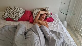 Vonzó srác megbassza a haver feleségét, miután az lelépett, és pov videót készít neki