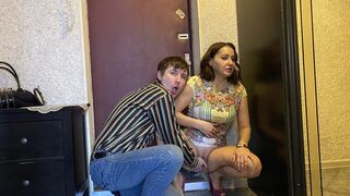 Izgató milf lecumizta a kiszállító pasi farkát