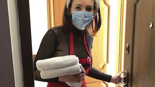 A szobalány visszatér a régi szállodába gigászi mellével