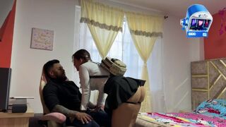Egyedül vagyok a tesóm szenvedélyes barátnőjével, és gumi nélkül megbasszuk egymást, bele is élvezek a pinájába