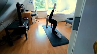 Tinédzser fitnesz maca ujjazza magát, majd keményen megbasszák