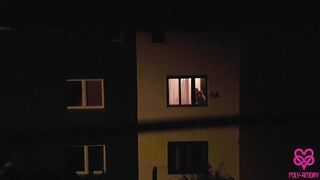 Leselkedj dupla lezbi csajra az ablakon át, és látogasd meg őket a vad hármasra