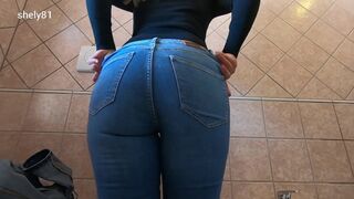 Csábos milf farmerban mutogatja méretes popsiját és peckezik