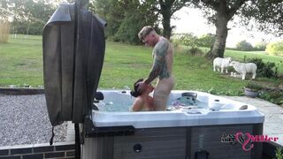 Csábos kinti baszás a forró jacuzziban egy kéjsóvár hétvégén