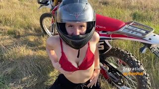 Vadító motoros pipi orálozza a motorost az enduro mezőn