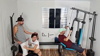 Exkluzív! házastárs keményen megbassza férjét hátulról az edzőteremben!