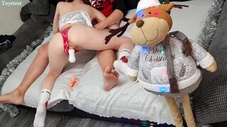 Tinédzser amatőr maca megmutatja, hogyan kívánja a vad hármast műpénisszel kezdve