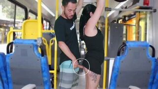 Öreg pali dörzsöli és kiveri a barnára a buszon, amíg el nem élvez
