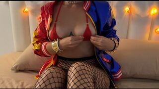 Ufo hancúrozik bele a szívdöglesztő harley quinnbe piros mikro bikiniben minden lyukba