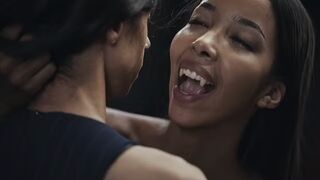 Ebony Vampire Mistress Lia Lin elcsábít egy dél amerikai hatalmas didkós fiatal macát a Vampired könyörtelen domina játékában