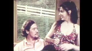 John Holmes nyalja a csajszika szaftos punáját a retro pornóban